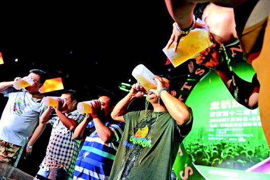 秋季是吃地摊喝瓶酒免不了,适量喝酒增加草莓视频黄色成人