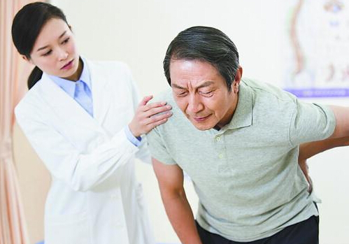 草莓视频黄色成人仪关爱身边的老人，预防骨质流失造成骨折