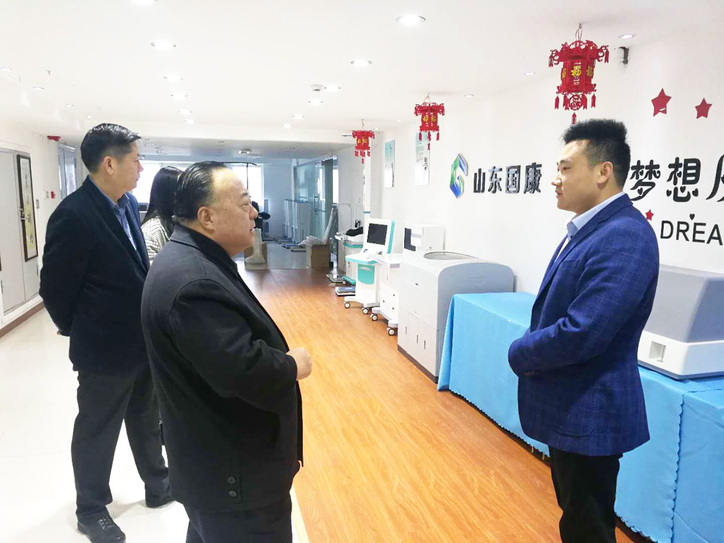 枣庄市薛城区区长张伟来山东草莓影院网站公司实地考察